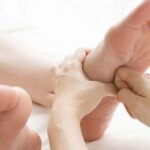 Xoa bóp, bấm các huyệt ở gan bàn chân