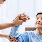 Bấm huyệt chữa di chứng tai biến mạch máu não