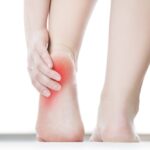 Xoa bóp chữa đau gót chân