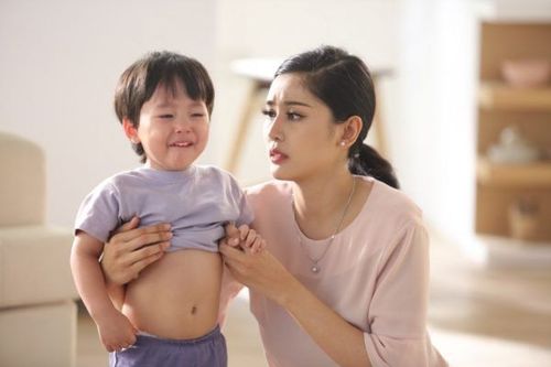 Trẻ bị đầy bụng có thể sử dụng bài thuốc làm từ bán hạ